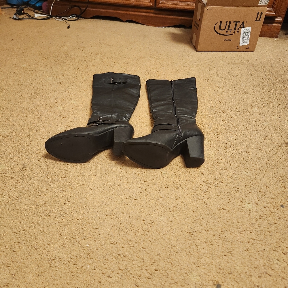 Boots - Picture 2 of 3